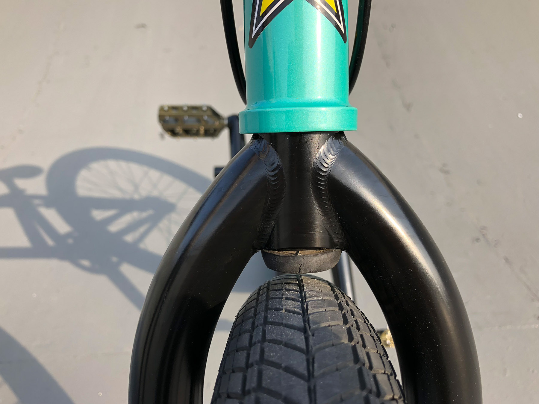 Gefahr erkannt, Gefahr gebannt: Nick Bruce steckt ein Lenkerende in das Steuerrohr seiner Gabel, damit er sich bei Footjam Nosepicks nicht die Zehen einklemmt