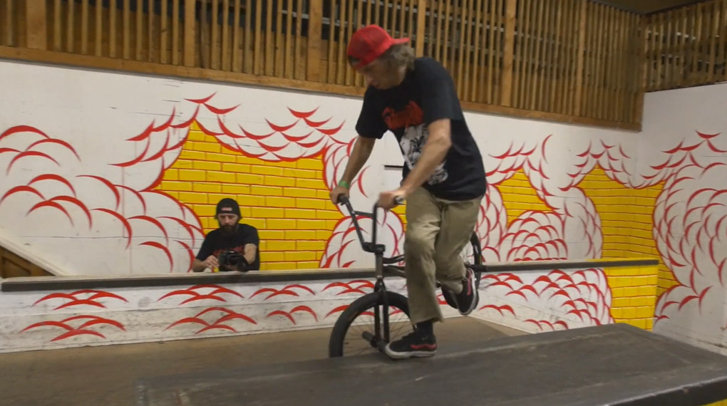 Der Heresy-Chef Alexis Desolneux zeigt im Skatepark von Tampa ein paar interessante Manöver aus der Kategorie "Flatland auf Hindernissen".