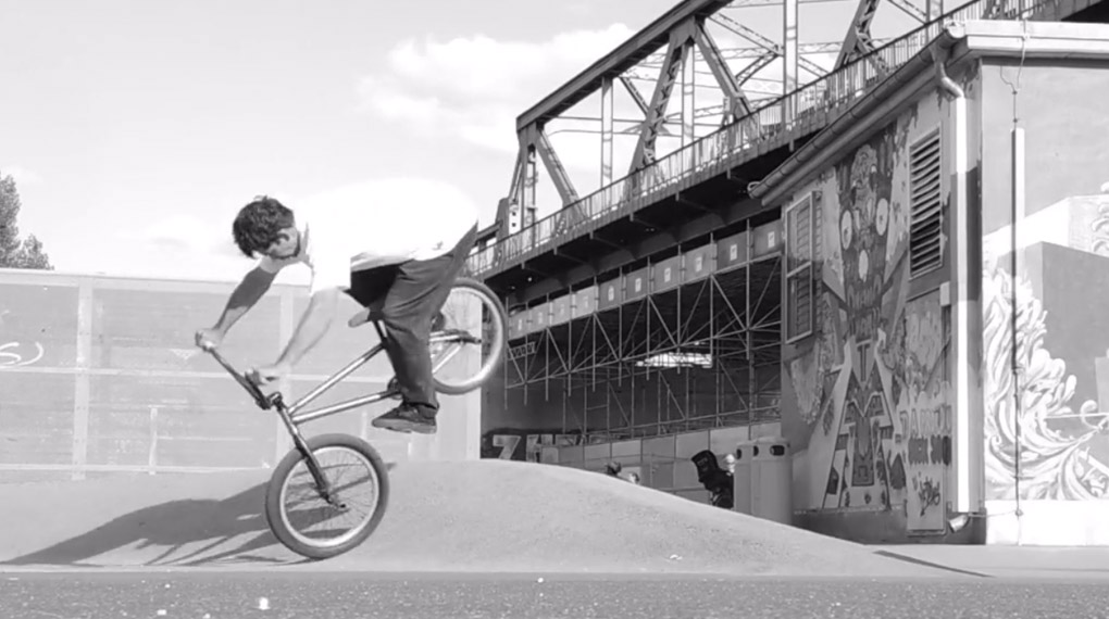 Das Motto von Autum Bicycles lautet bekanntlich "Flat, Street, whatever" und genau diese Mischung gibt es auch im "A Week in Berlin"-Video zu sehen.