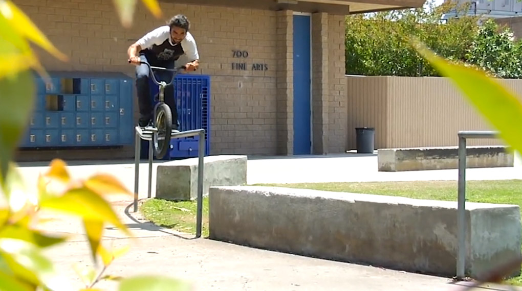 Der Volume-Bikes-Teamfahrer Alex Raban hat immer das ein oder andere kreative Grindass im Ärmel seiner nicht selten farbenfrohen Oberbekleidung.