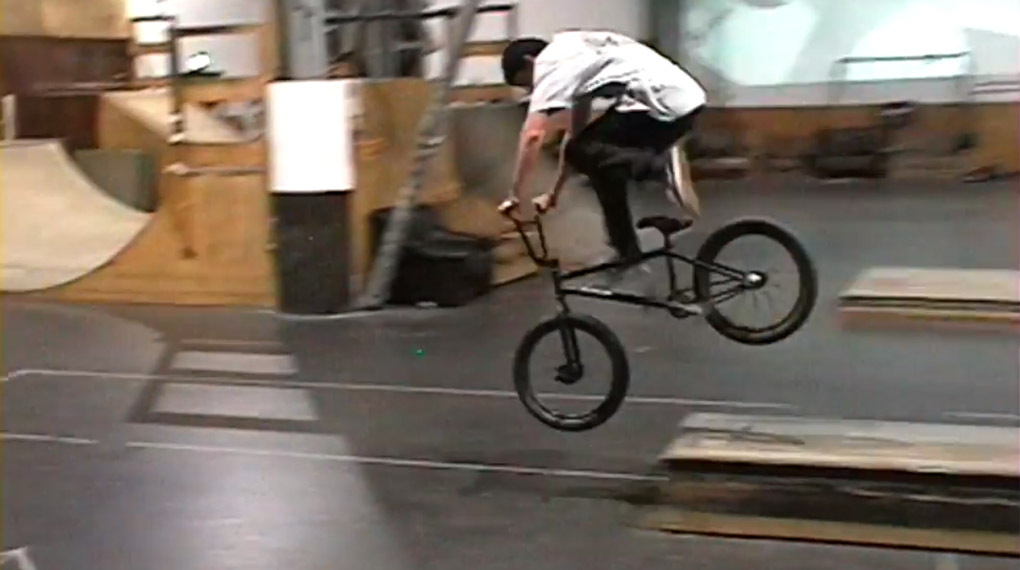 Hier sind ein paar echt gute Clips, die Aaron Junkert in den vergangenen Wochen während der Hallensesessions im Boneyard Skatepark gefilmt hat.