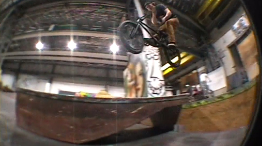 Wenn Carlo Hoffmann in der Boneyard Skatehalle mal gerade nicht Tischtennis spielt, dann attackiert er die vielen Rails und Ledges, die dort rumstehen.