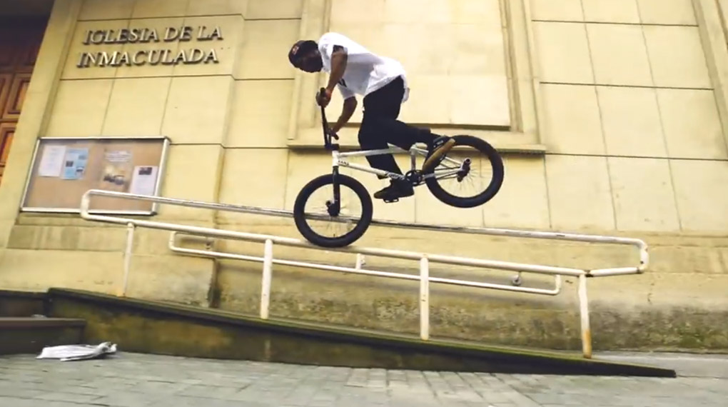 Flybikes hat Courage Adams endlich eine eigene Signatureline spendiert. Hier ist das dazugehörige Promovideo, das ausschließlich aus Bangern besteht.