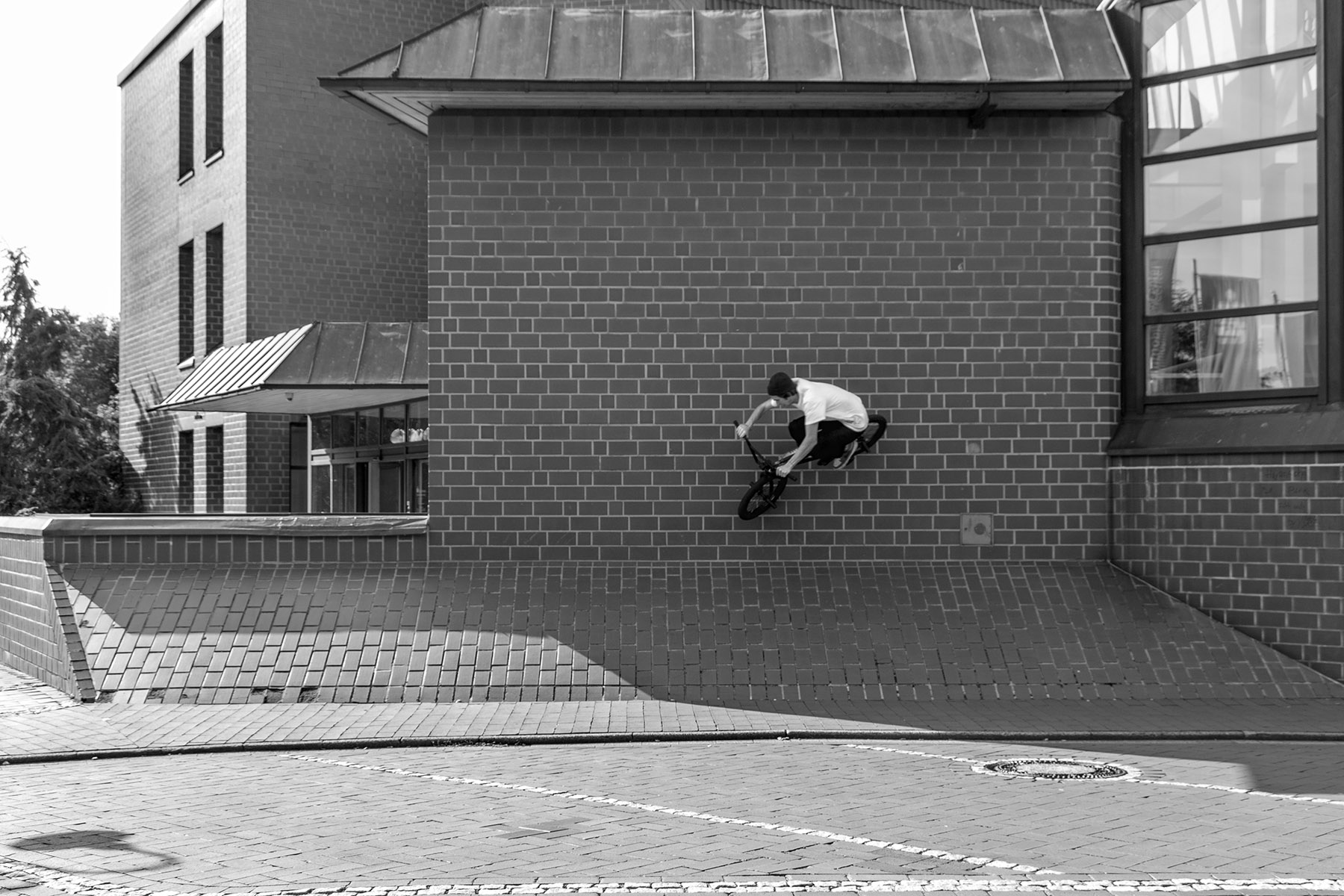 Dennis Krause von der Cancelled Crew mit einem Wallride