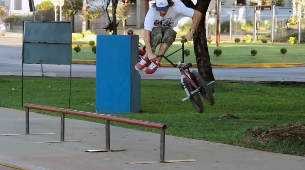 Mateus Beckmann mag sich nicht auf eine Disziplin festlegen und deshalb fährt er nicht nur Flatland, sondern auch gerne mal Street oder seinen Localpark.