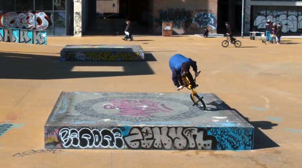 Mike CurleyMike Curley haut in seinem neuen Combo Meal-Video für wethepeople ein paar extra knusprige Videospiellines auf den Straßen von Barcelona raus.