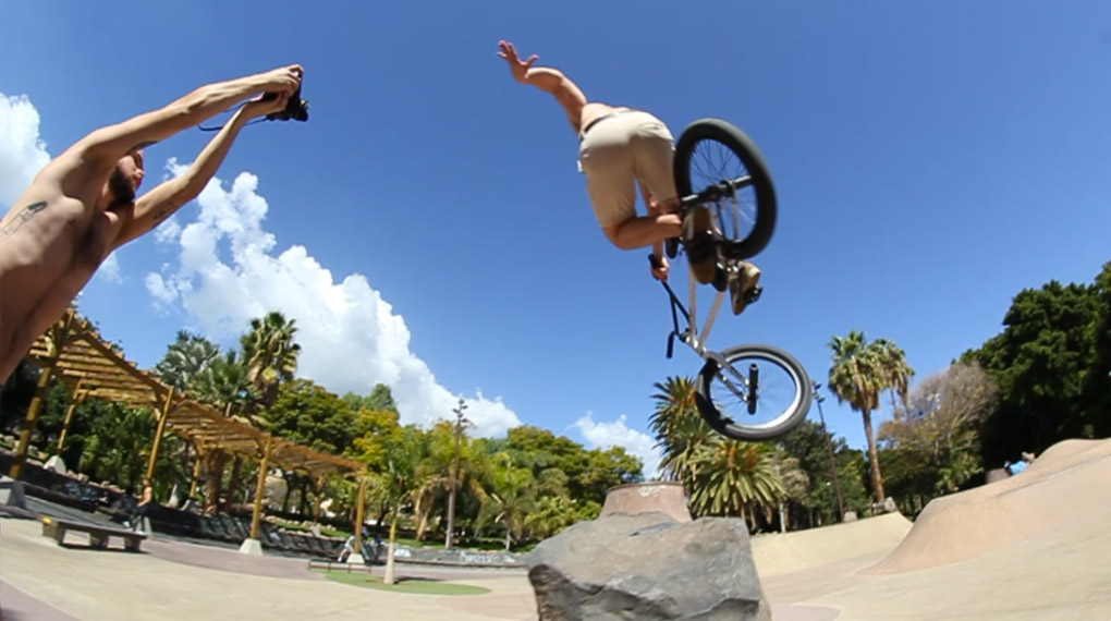 Hier sind ein paar raw jibs, die die SIBMX-Boys während ihres Teneriffaurlaubs in den Skateparks von El Médano und Santa Cruz gefilmt haben.