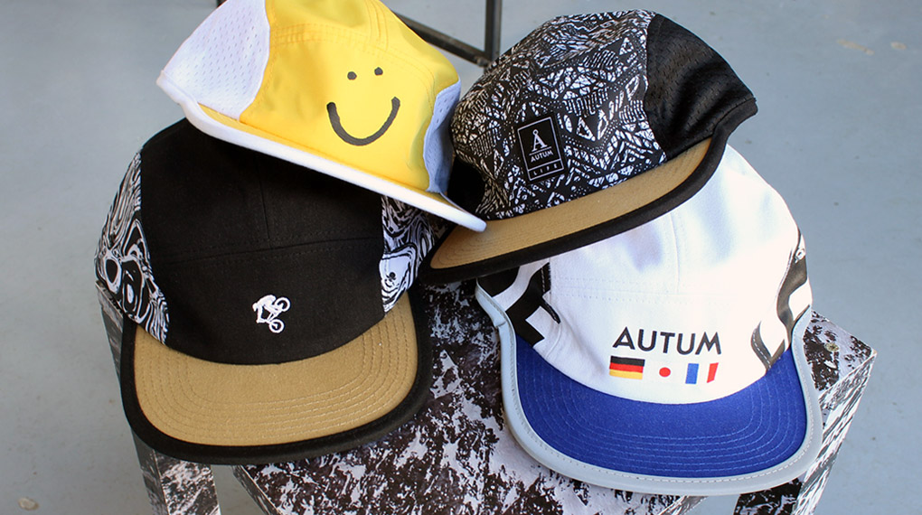 Jetzt teilnehmen und gewinnen! Wir verlosen vier schicke 5-Panel-Caps, die uns freundlicherweise von Autum Bicycles zur Verfügung gestellt wurden.