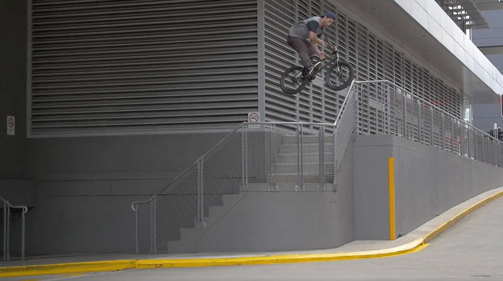 So krasse Edits wie "Fiending in Sydney" mit Garrett Reynolds fallen nicht einfach so vom Himmel. Hier ist ein Behind-the-scenes-Video von den Dreharbeiten.