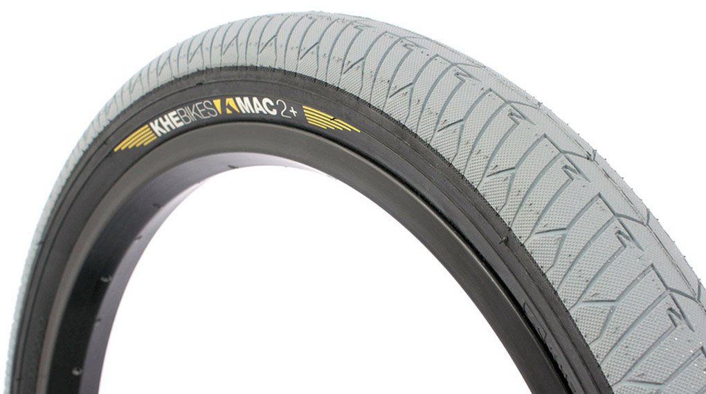Einen leichteren BMX-Reifen als den KHEbikes MAC2+ wirst du nicht finden. Stabil, griffig, schnell und günstig ist er noch obendrein. Mehr dazu hier.