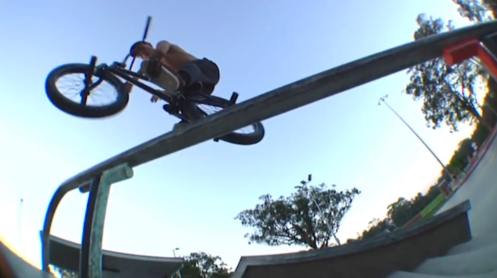 So hot right now! Lewis Mills strebt mit Höchstgeschwindigkeit und einer geballten Ladung Tech im Gepäck dem Scheinwerferlicht entgegen.