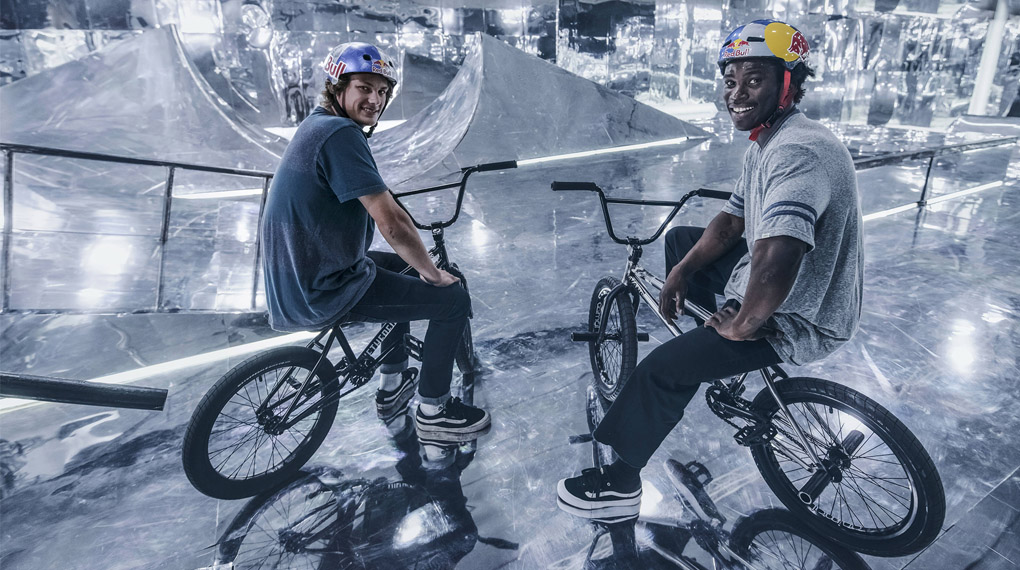 Hier ist das Making of zu dem "Mirror Park"-Video von Red Bull, in dem Courage Adams und Paul Thölen einen komplett verspiegelten Rampenpark fahren.