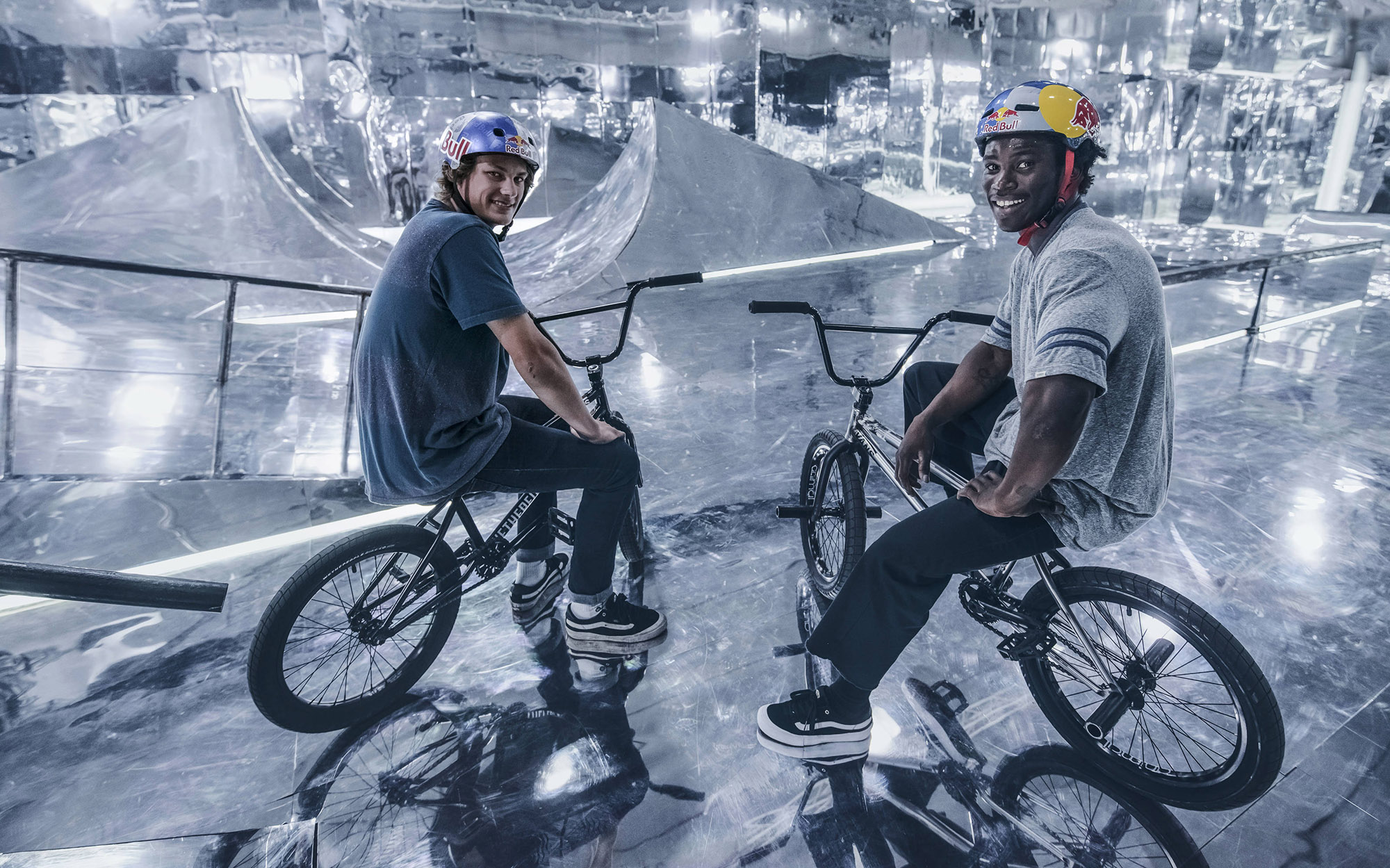 Hier ist das Making of zu dem "Mirror Park"-Video von Red Bull, in dem Courage Adams und Paul Thölen einen komplett verspiegelten Rampenpark fahren: Foto: Sebas Romero/Red Bull Content Pool