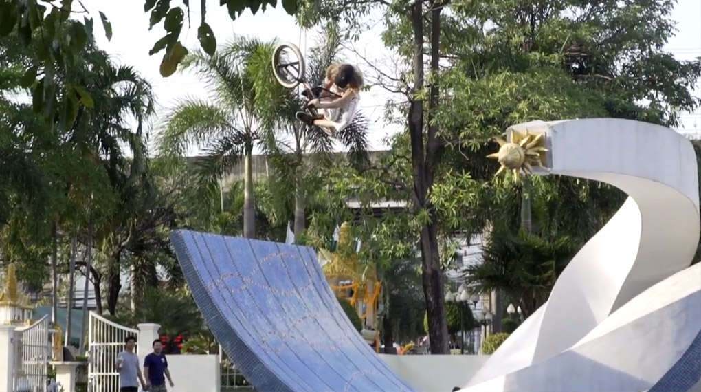 BSD hat Reed Stark, Denim Cox, Sam Jones und Luc Legrand einen Trip nach Bangkok spendiert. Hier ist das Video von ihrer Abenteuerreise nach Thailand.