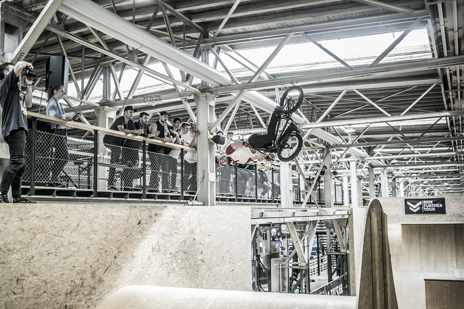 Migeul Franzem mit einem Korkendreher