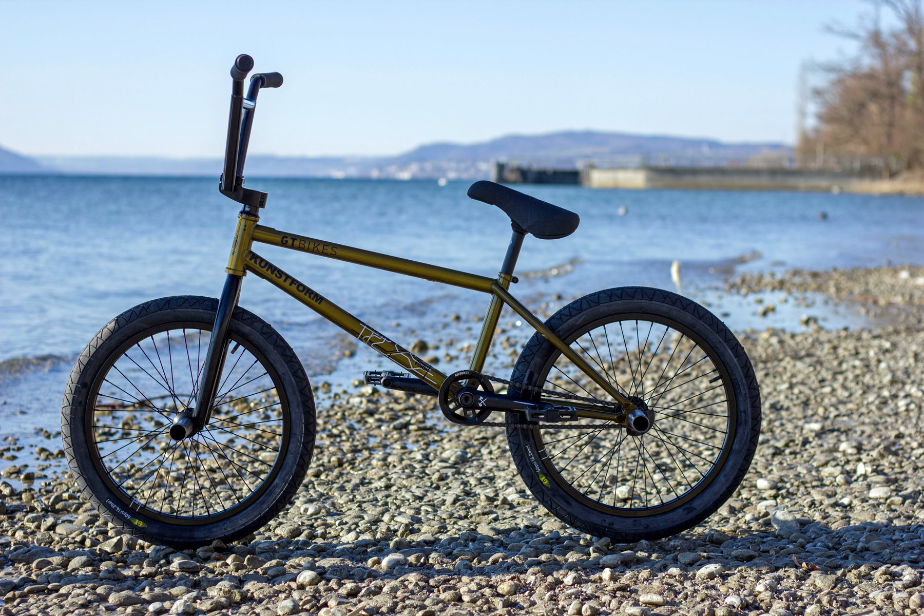 Sven Avemarias Globetrotter von GT Bikes am Ufer des Bodensees