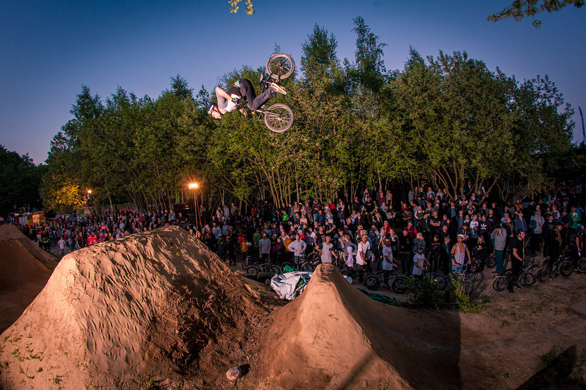 Irgendwie hat während der Jamsession kaum einer der Zuschauer mitbekommen, dass Joe Baddeley mehrere Double Backflips gesprungen ist. Nur unser Fotograf hat diesmal nicht gepennt und tatsächlich den ersten von Joes insgesamt drei Double Flips fotografiert