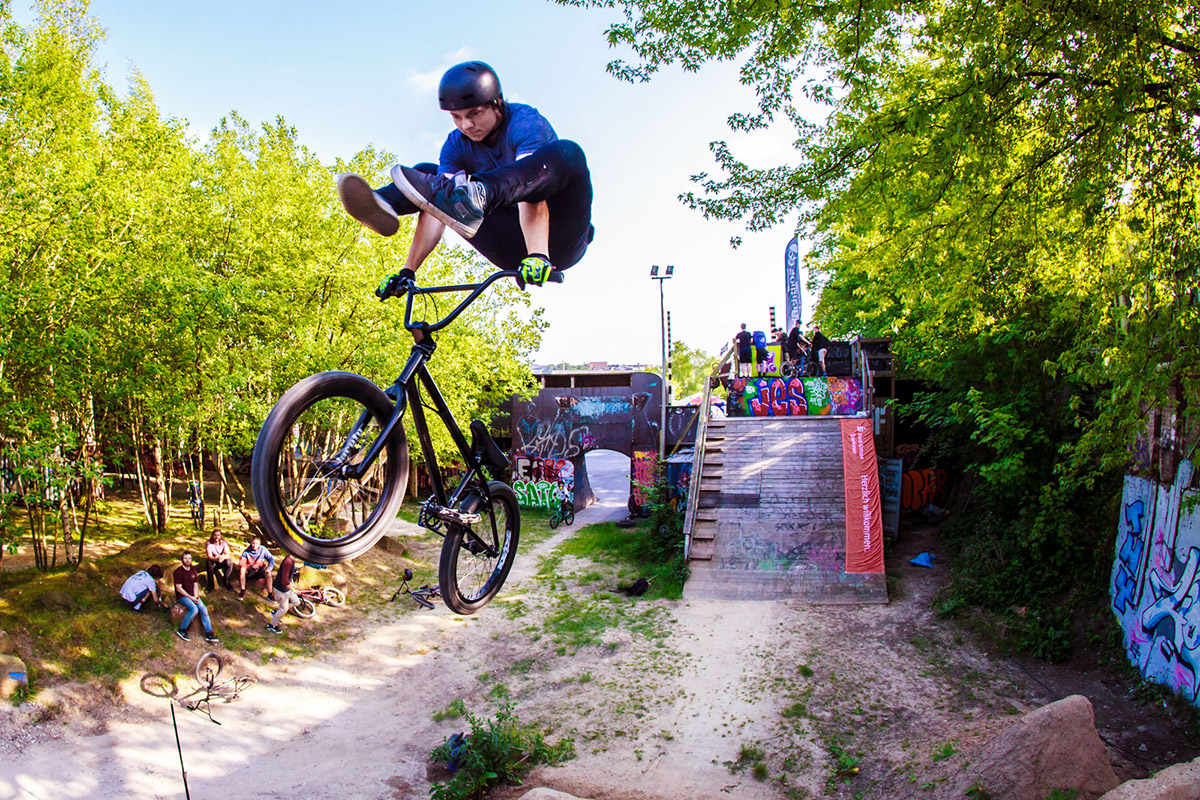 Michael Meisel begrüsst uns beim Butcher Jam 2018 in Flensburg mit einem Heelclicker auf den frisch geshapten Dirts
