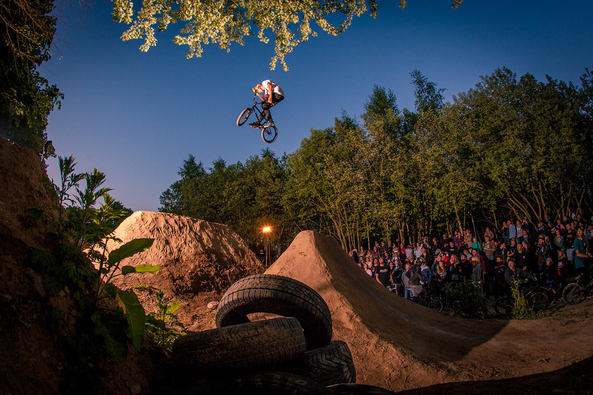 Nach dem Highest-Air-Contest wurde das Dirtfahren wie schon in den vergangen Jahren bei Flutlicht zelebriert. Hier schlängelt sich Paul Thölen über den ersten Hügel