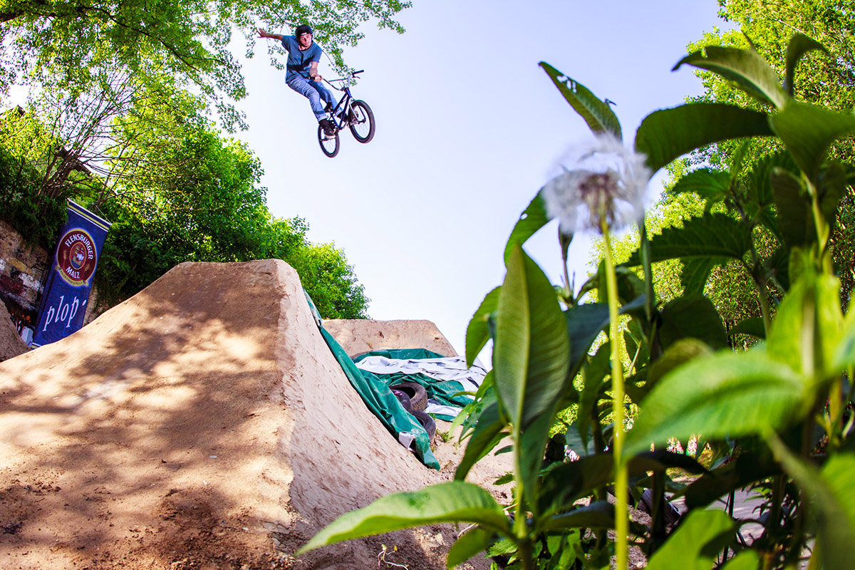 Vincent Unrath fährt sich am Samstagmorgen mit einem 360 One Handed X-Up auf den Dirts ein