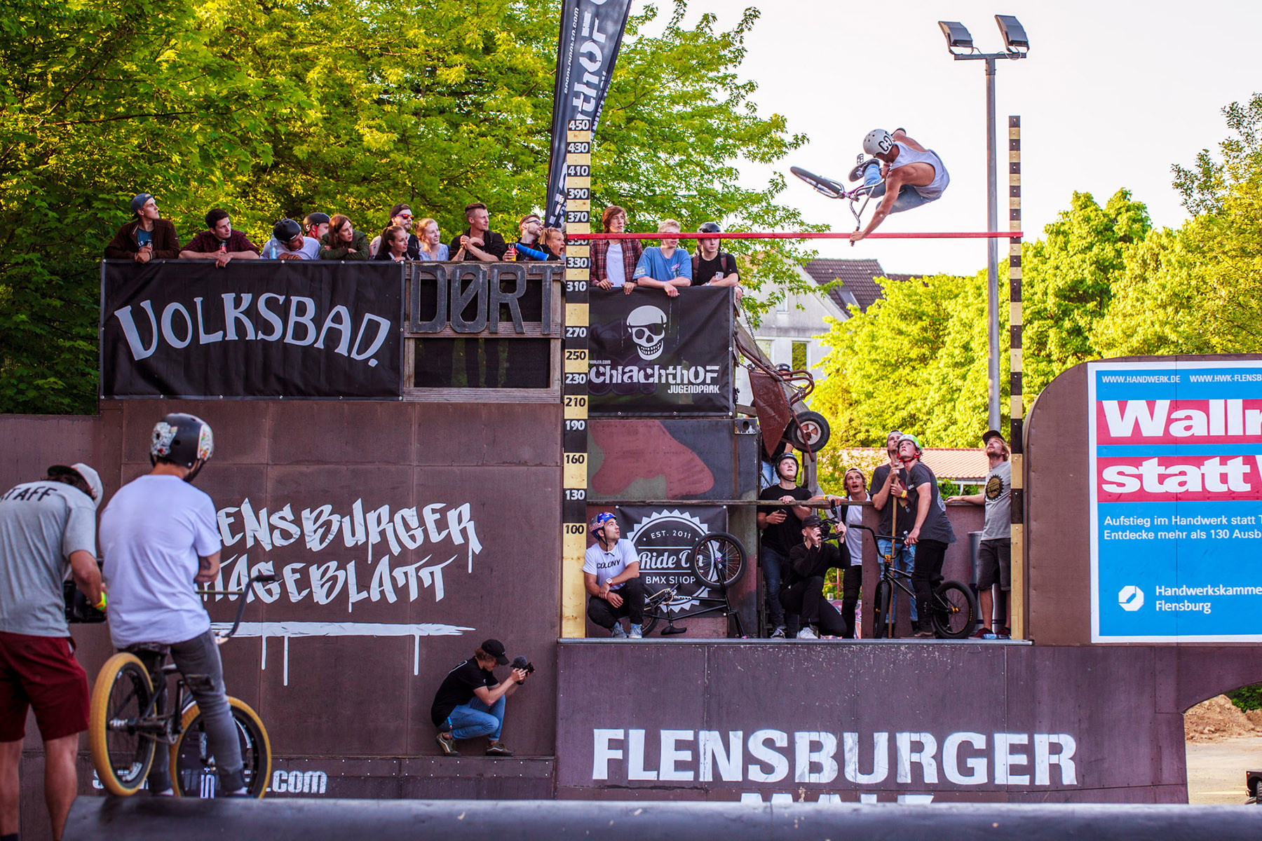 Gewonnen hat den Highest-Air-Contest Kaine Mitchell mit einem 410 cm hohem Air. Leider hat unser Fotograf in dem Moment geschlafen und deswegen müsst ihr euch mit diesem etwas niedrigeren Air begnügen
