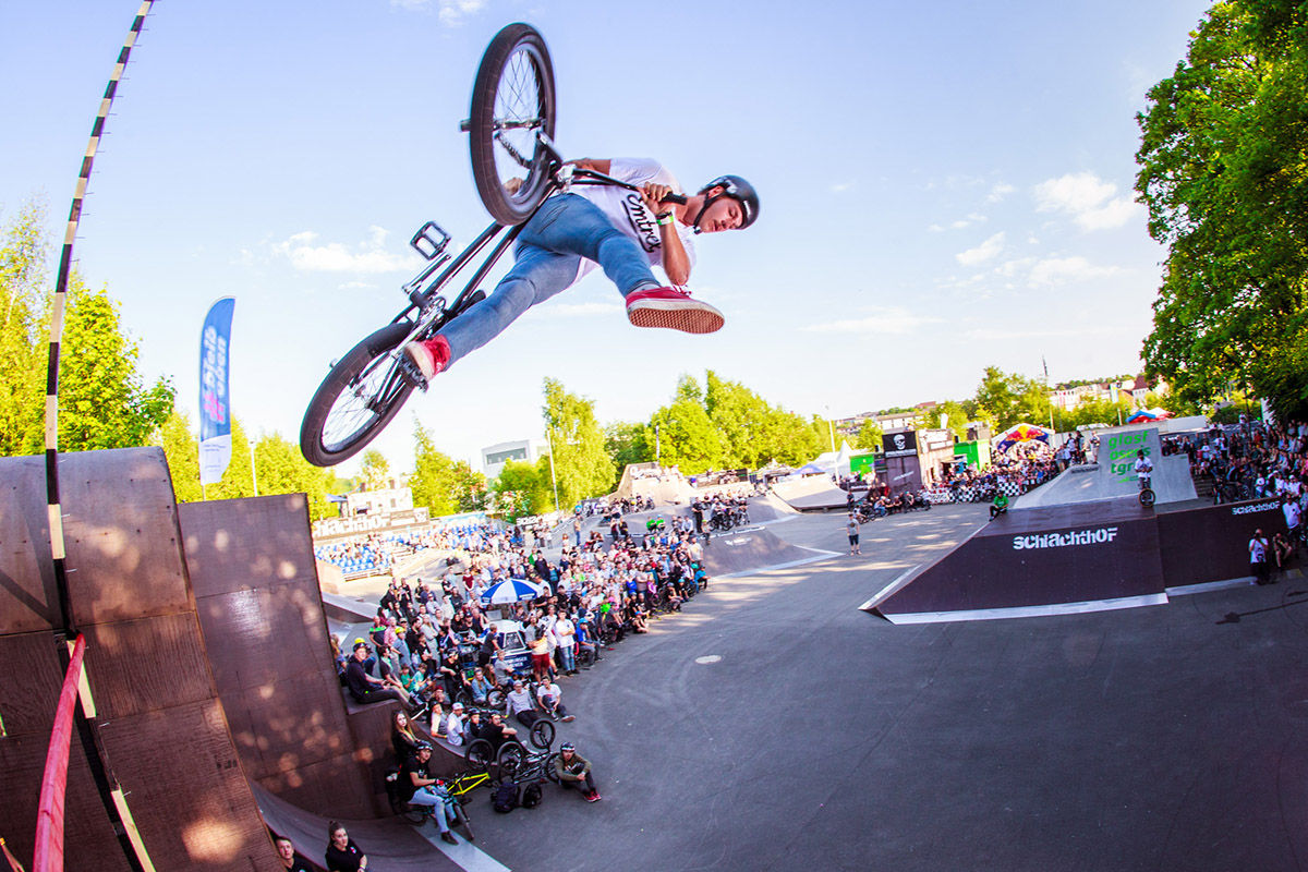 Tobias Freigang dehnt seinen Oberschenkel, bevor es mit dem Highest-Air-Contest losgeht