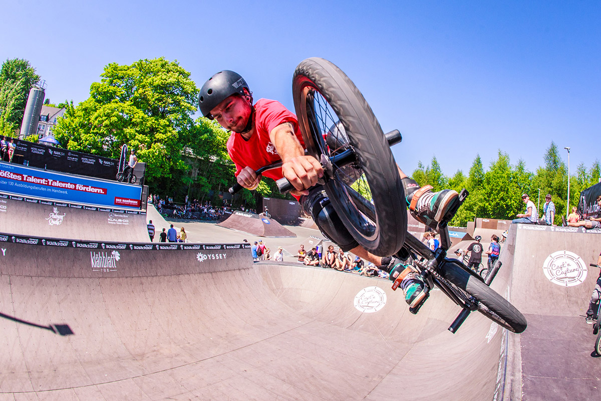 Kurz vor dem Minirampenfinale der Pros: Eric "Keule" Roehse mit einem Peggrap