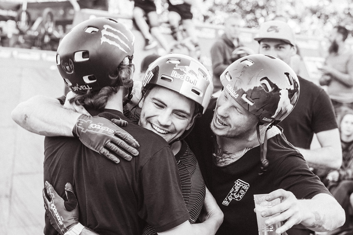 Kostya Andreev (Mitte) und James Jones (rechts) feiern Justin Dowell für seinen Last Trick (Twix to Bar über die Betonhip)