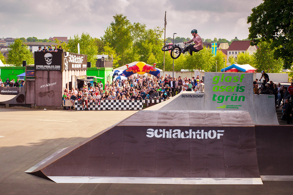 James Jones schraubt sich mit einem 360 double Tailwhip über die Jumpbox