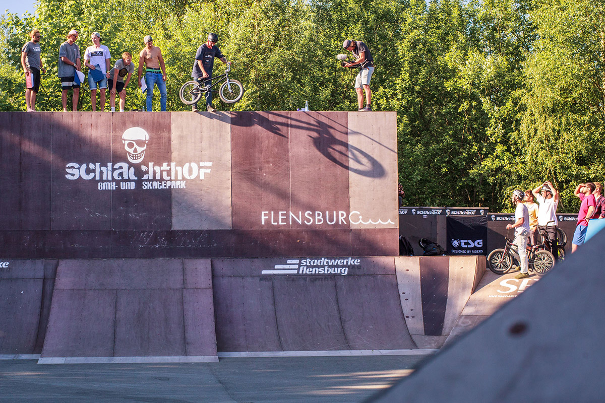 Silas Schmidt mit einem todesmutigen Drop, den sich vor ein paar Jahren auch schon Angelo Kurtz gegönnt hat. Weniger heftig ist das Ding deswegen aber nicht