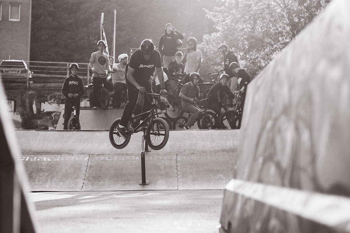 Der Streetcontest wurde schon am Freitagabend auf der jener Fläche ausgetragen, auf der von 2001 bis 2008 die ersten Rampen im Schlachthof standen und die seitdem brach lag. Cranka to 1st Place von Daniel Portoreal