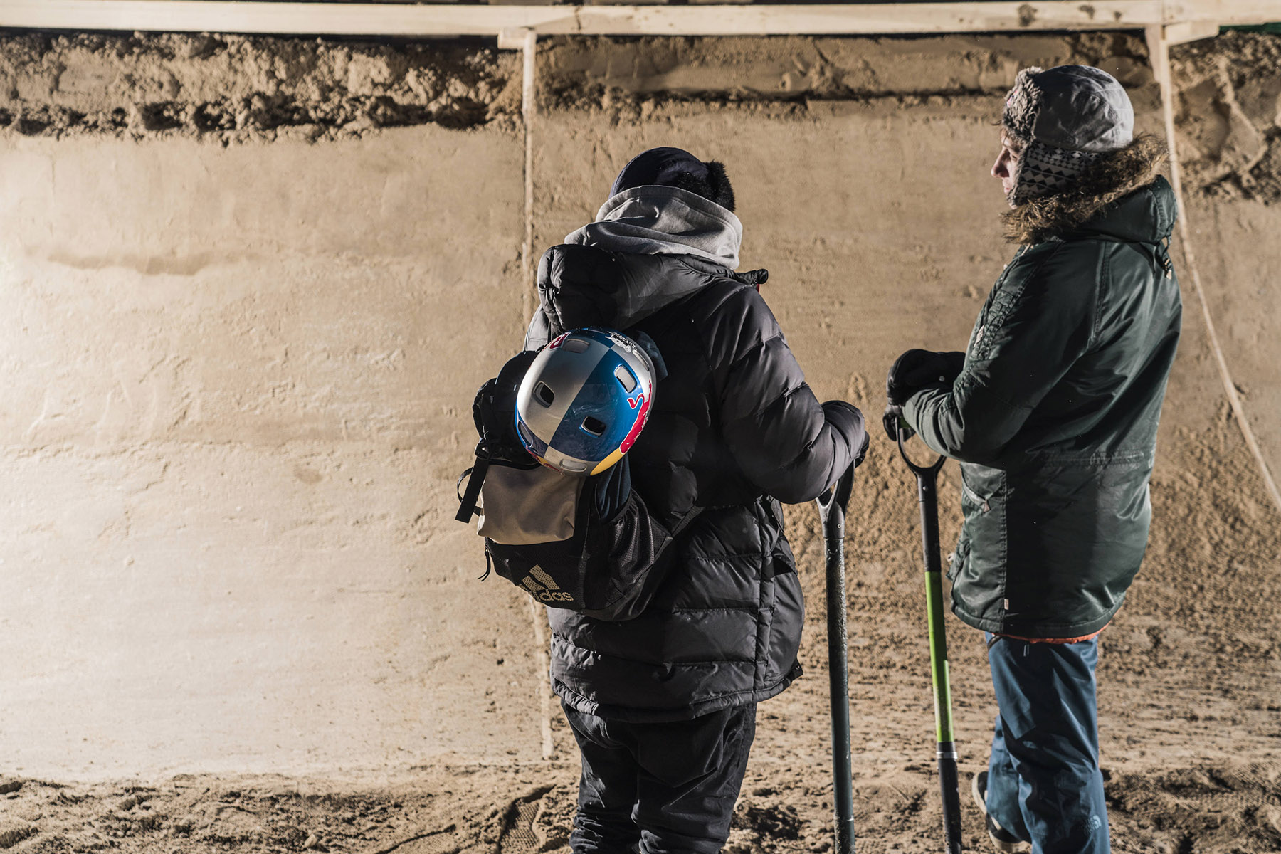 Damit am Ende alles gleichmäßig gefroren war, wurde der Sand in jeweils 15 cm dicken Schichten während der Bauarbeiten auf die Rampe aufgetragen; Foto: Denis Klero/Red Bull Content Pool
