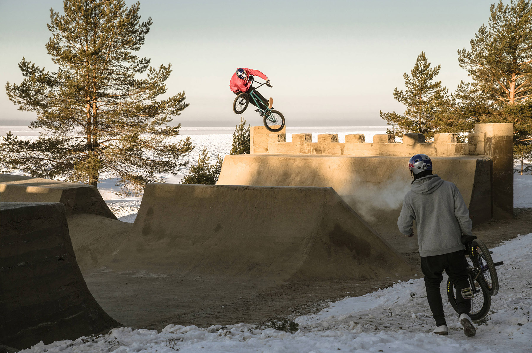 Irek Rizaev verknotet sich gegen die Kälte; Foto: Denis Klero/Red Bull Content Pool