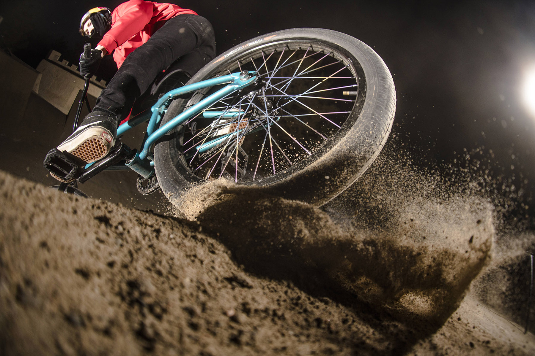 Der gefrorene Sand war zwar anscheinend fast so hart wie Beton, aber bei diesem Lipslide von Irek hat er dann doch nachgegeben; Foto: Denis Klero/Red Bull Content Pool