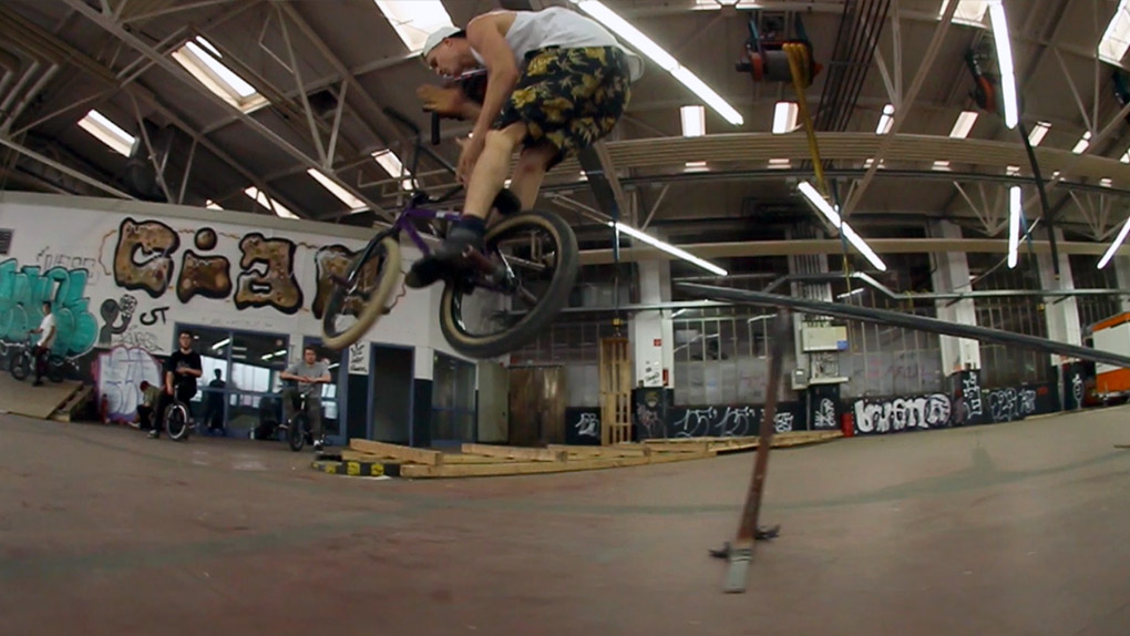 Ohne Musik, dafür aber mit allen Leftovers: Hier gibt es den Rough Cut von unserem Video des Ciao Crew X Deepend Benzer Jams in Frankfurt.