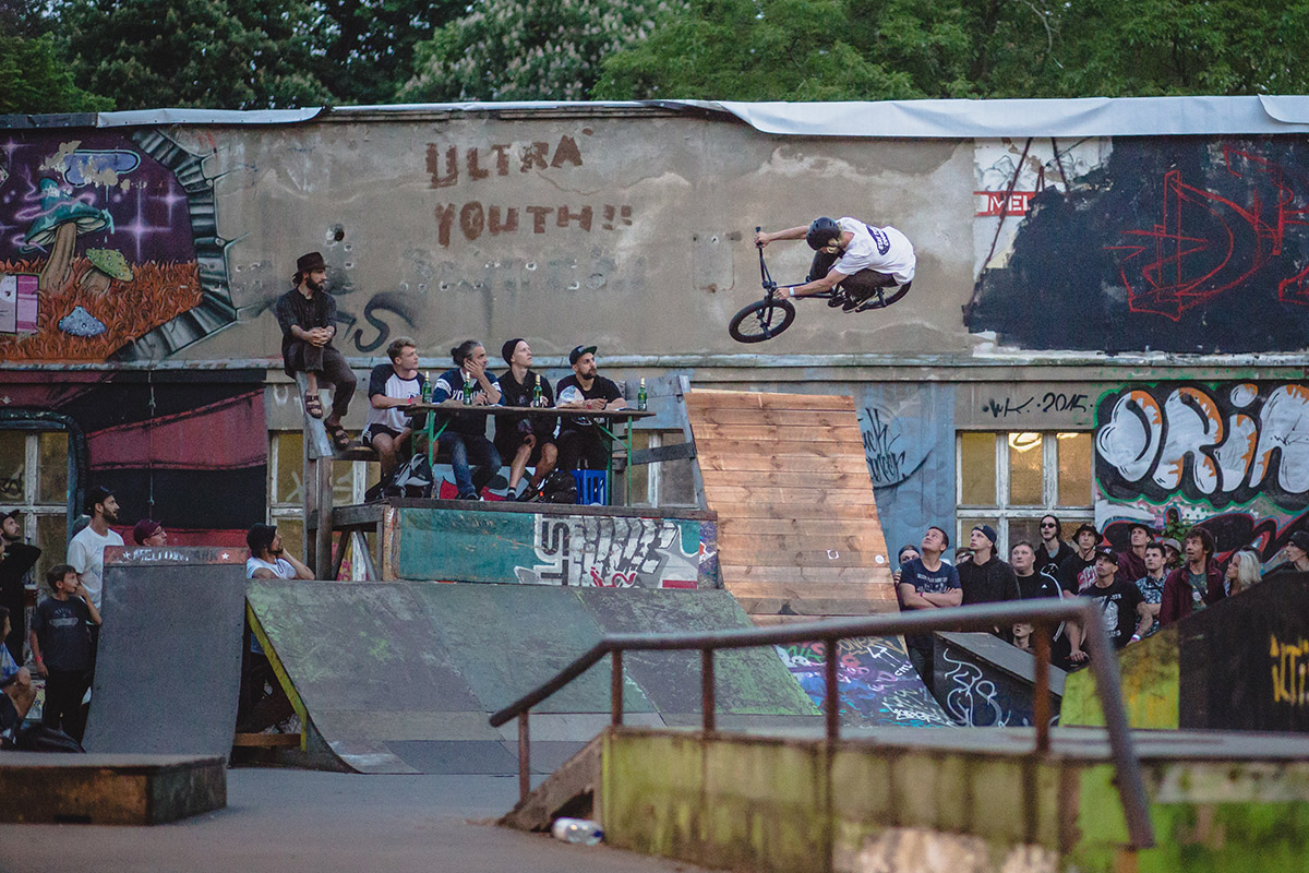 Max Bergmann mit Airtime an einer Rampe, die dafür denkbar ungeeignet ist