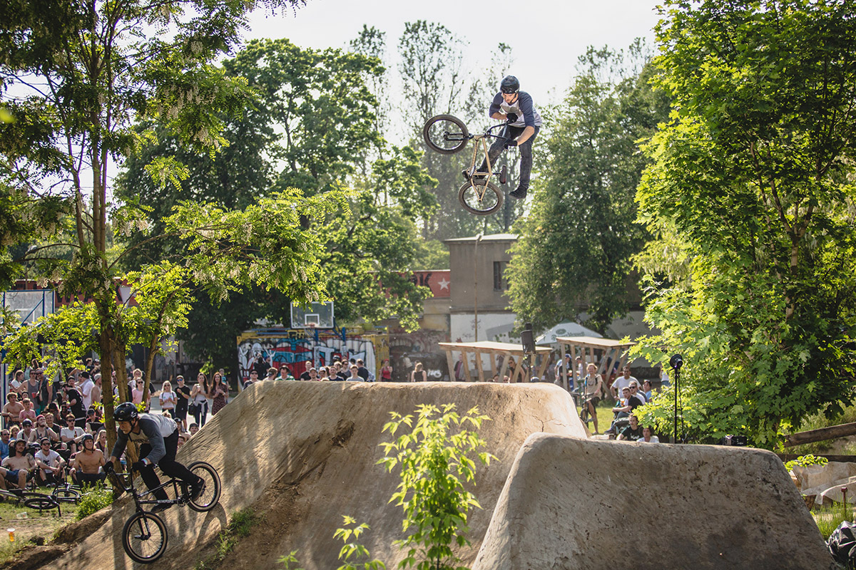 Simon Moratz beherrscht nicht nur Zirkustricks, sondern auch die Grundelemente klassischen Trailfahrens
