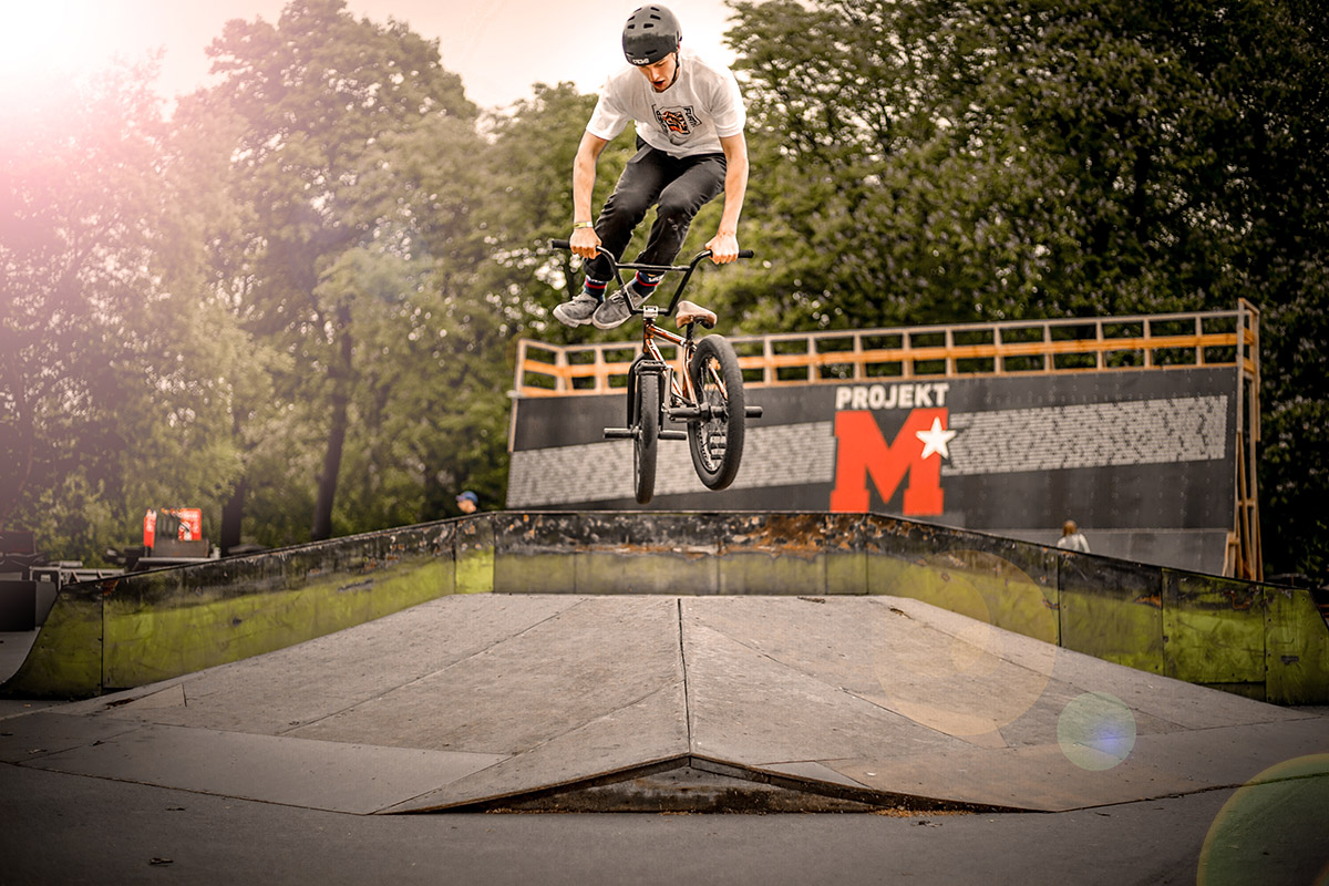 Tom Weikert mit einem Halfcab Whip vor dem bereits fertig gestellten Wallride des neuen BMX-Superparks im Mellowpark