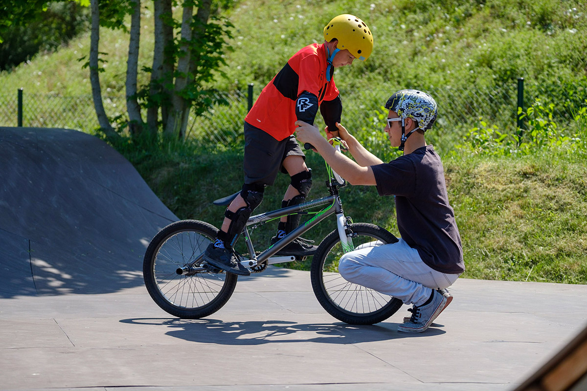 Tricks lernen unter Anleitung beim BMX-Workshop im Skatepark Lohhof