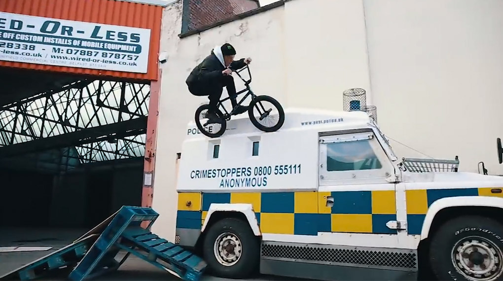 Fernando Laczko und Ed Zunda haben sich im Auftrag von Monster Energy auf den regnerischen Straßen von Belfast umgesehen.