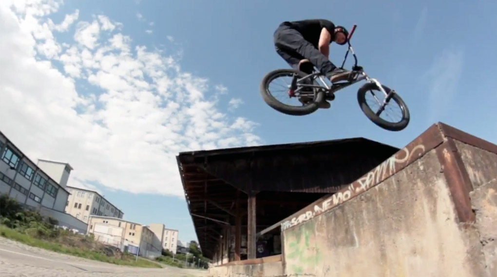 Die Musikauswahl lässt vermuten, dass beim Besuch der Cancelled Crew in Jena unter anderem der Besuch einer Großraumdisko auf dem Programm stand.