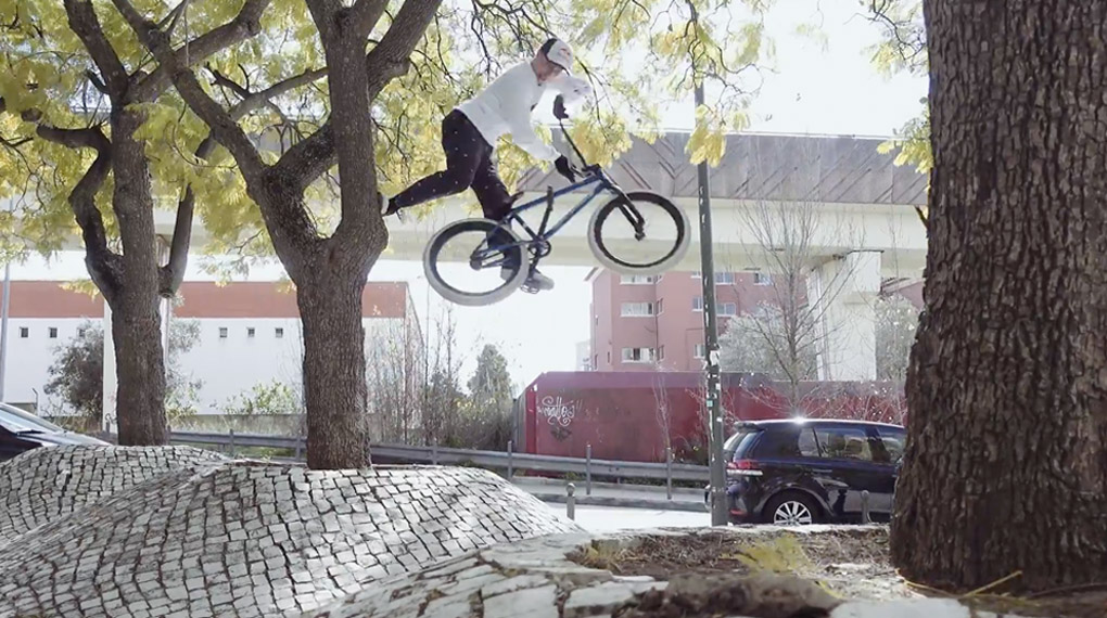 Für diese Folge von Three Day Metro Pass haben sich Courage Adams, Kriss Kyle und Dan Paley die Straßen von Lissabon vorgeknöpft.