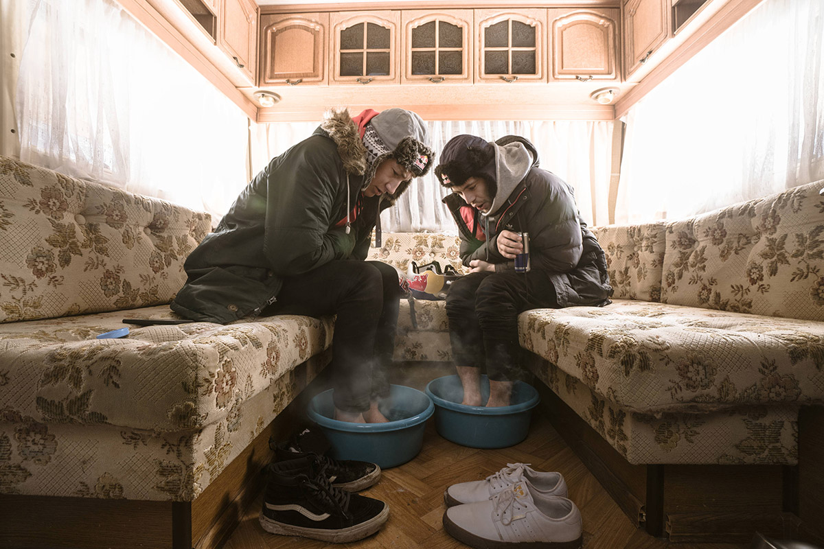 Irek Rizaev und Konstantin Andreev versuchen, sich in einer Drehpause für das Red Bull Sand Castle Project warm zu halten; Foto: Denis Klero/Red Bull Content Pool