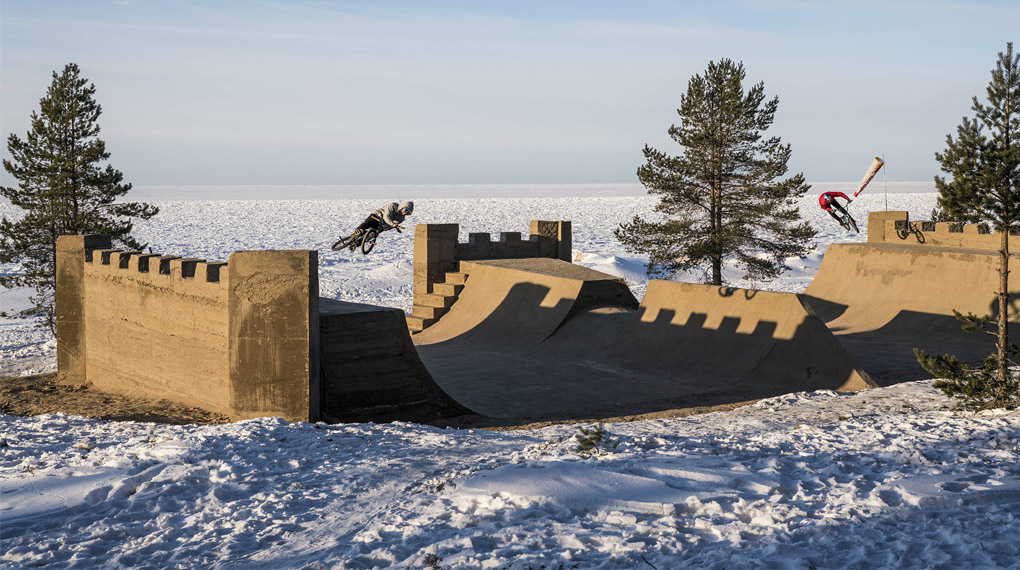 Für das Red Bull Sand Castle Project sind Irek Rizaev und Kostya Andreev bei -30°C eine Minirampe aus Sand an der russisch-finnischen Grenze gefahren.