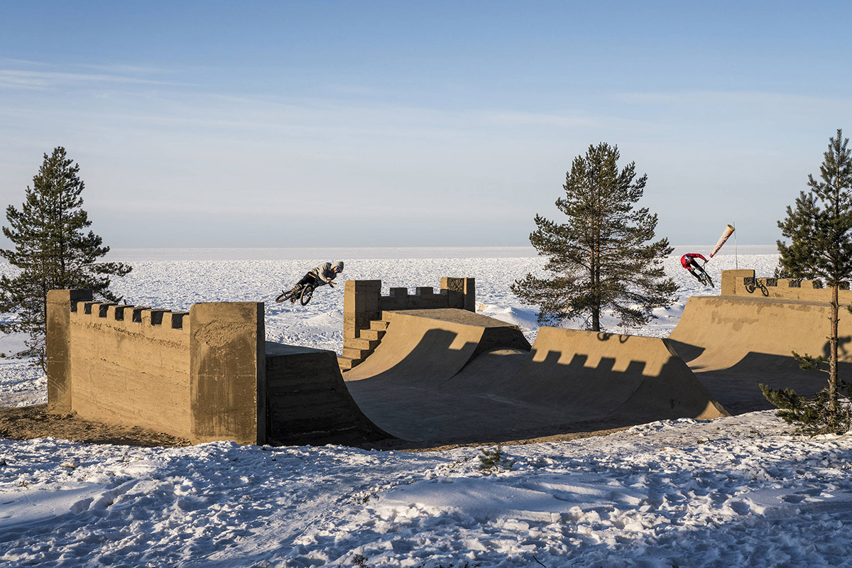 Irek Rizaev (links) und Kostya Andreev auf 400 Tonnen gefrorenem Sand; Foto: Denis Klero/Red Bull Content Pool