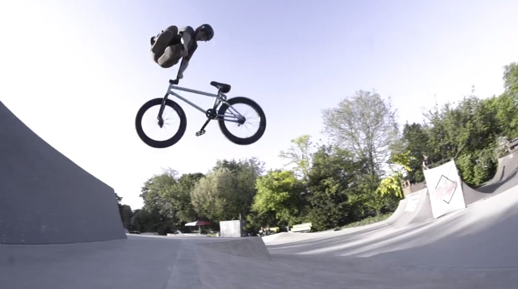 Felix Prangenberg, Felix Donat, Robin Kachfi und Justin Rudd haben auf dem Northbrigade Jam in Köln ein paar Clips für den kunstform BMX Shop gefilmt.