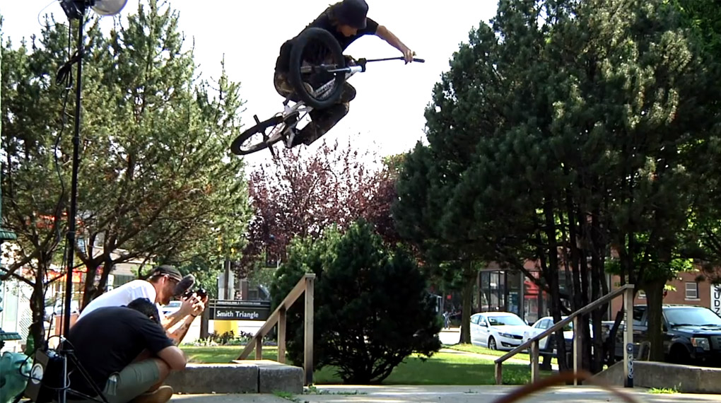 Auch in diesem Video für The Shadow Conspiracy lässt Simone Barraco wieder die schwierigsten Tricks kinderleicht aussehen. Bossman!