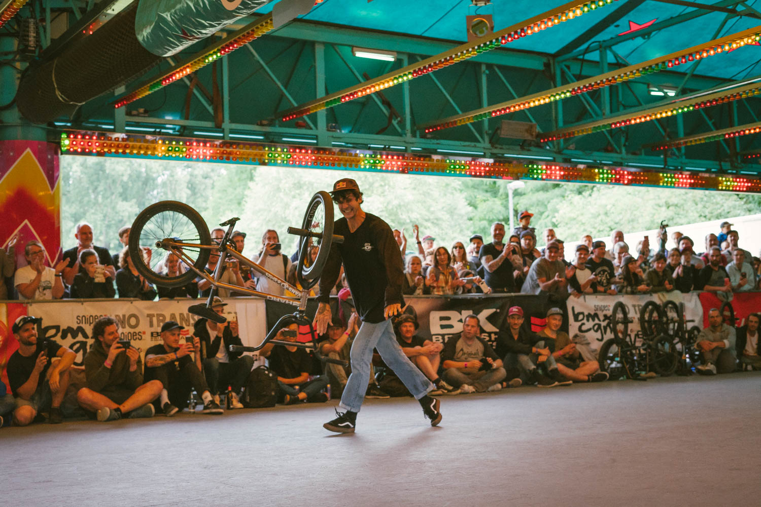 Wenn Matthias Dandois sein Rad durch die Gegend pfeffert, dann ist das ein sicheres Zeichen dafür, dass er einen perfekten Run hingelegt hat