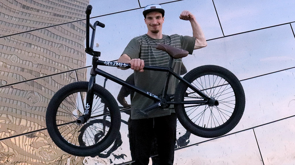 In diesem Bikecheck erklärt der SIBMX-Fahrer Adrian Warnken, inwiefern sein Rad auf mehrere Disziplinen ausgelegt ist und warum er es ein wenig schwerer mag