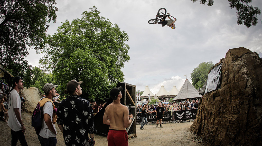 Hochkarätige Dirtaction in Bayern: Wir haben das Highlightsvideo und Fotos vom 2. Stopp der Ride Further Tour 2018 auf dem Puls Open Air für euch.